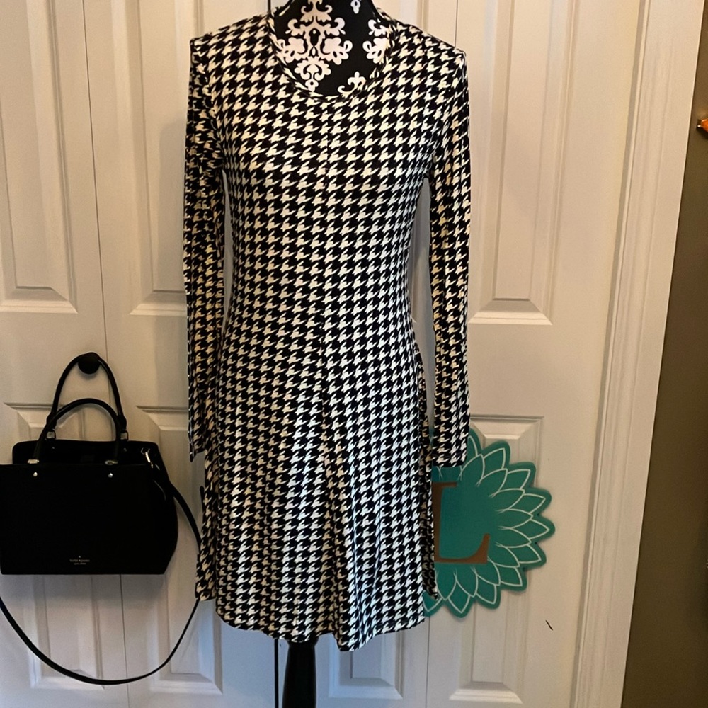 Black & cream houndstooth rounded neckline long sleeved full skirt dress.
